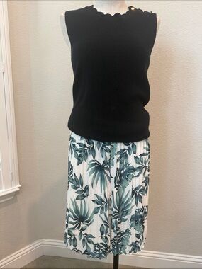 Gibson White Pleated Midi Skirt with Green Tropical Leaf Print